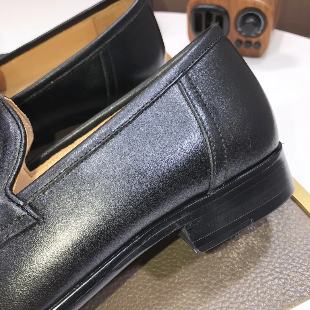 Factory batch 500💰Italy’s top luxury men’s shoe giant (GUCCI) (Gucci) (full cowhide lining) new arrival🍃Original European style🔰 Pleasant to the eye😍In order to make the shoes more durable and non-deformable🌀The production continues to follow traditional methods but there is still no lack of innovation💪The original sheepskin is selected for the leather♻️Smooth, natural and extra bright⭐Made of imported cowhide The rich man’s first choice 38-45 (45 customized)